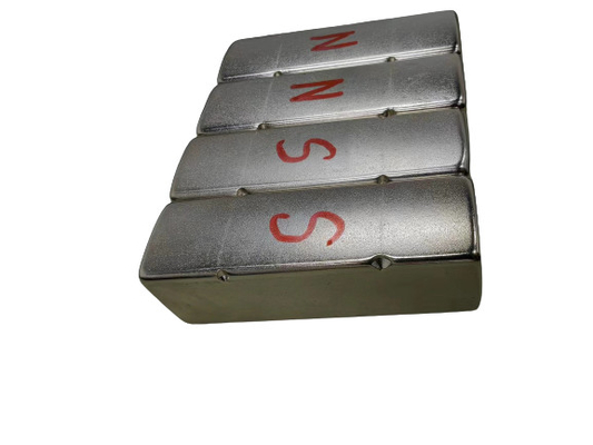 خرید پوشش Ni-Cu-Ni N52 65x20.5x20 قطبی بر روی سطح خمیده با ترک های کمی بر روی طرف های شعاع میدان مغناطیسی قوی MGOe online manufacture